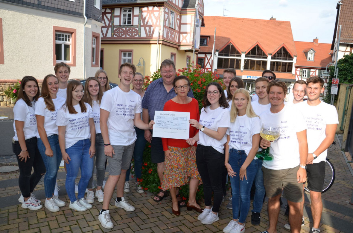 Die Kerbeeltern haben den 500-Euro-Scheck von unseren Gemeinderatsmitgliedern Heike Hermes und Wolfgang Kirch entgegen genommen.